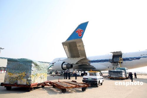 图:两岸首架货运包机从广州白云机场起飞(2)