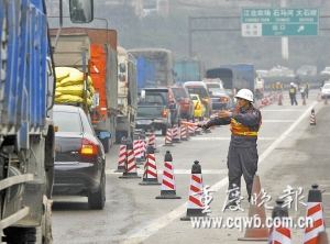 施工不按规定摆放交通标志七车追尾堵死内环