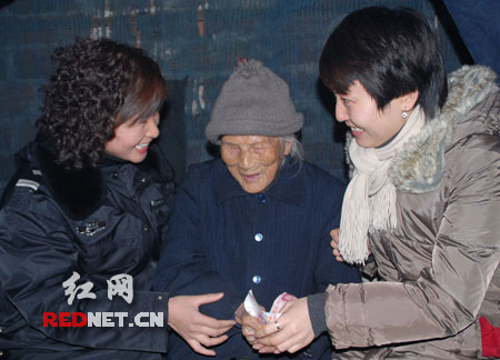 (教导员马莉萍,民警邝攸卉两人步行10多里山路,为百岁老人老奶奶廖