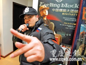 何鹏达展示hiphop造型 记者 吴子敬 摄从去年国庆到现在,重庆崽儿何鹏