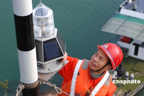 图:新型太阳能航标灯服务三峡