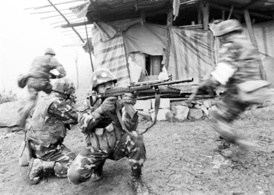 重庆千余警力围剿地下"兵工厂"
