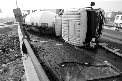 运鱼车漏水结冰水泥车踉跄侧翻