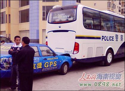 海口一警用大巴车惹祸倒车撞上后车图