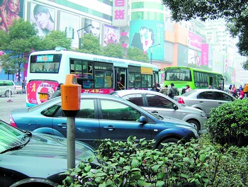 彭放王国光摄影报道-长沙公交站台遭私车挤占 公交车 别让我 靠边站高清图片