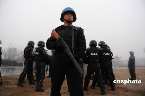 图:中国赴海地维和警察防暴队冒雨训练