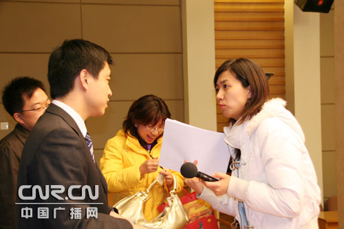中国之声记者刘玉蕾在现场采访