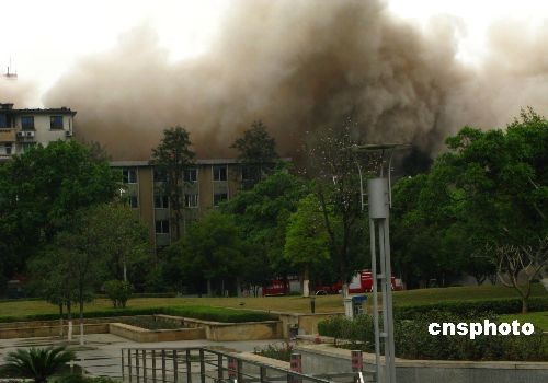 图:柳州市人民医院旧址住院部大楼成功爆破