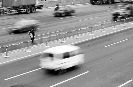 试图翻护栏被撞成重伤 男子被撞后,仍有行人在