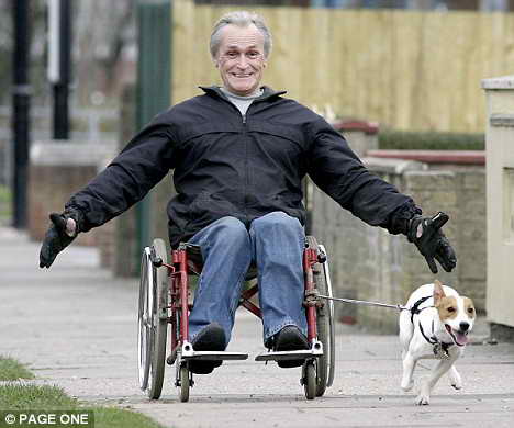 英国残疾者训练一只宠物犬拉轮椅(组图)