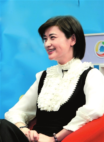 吴小莉在"两会三人行"节目录制现场(吴小莉供图)