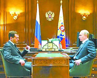 俄经济危机加深国民怨声载道总统抨击总理梅普组合动摇　普京日子难过爆出辞职传言