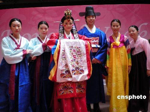 特写:传统韩国婚礼亮相香港校园