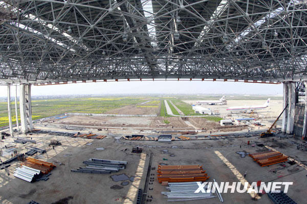 上海浦东机场飞机大修机库钢结构顶完成整体提