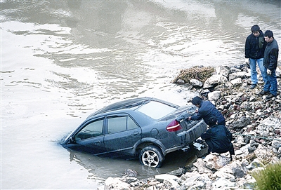 司机江边渔馆吃鱼