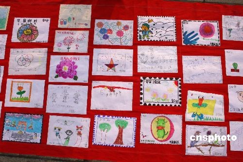 图:1500名小学生绘制百米邮票长卷献世界邮展