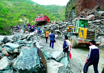 龙山县兴隆街乡响水洞发生山体滑坡