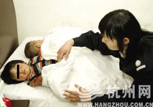 4岁姐姐边哭边去抱弟弟