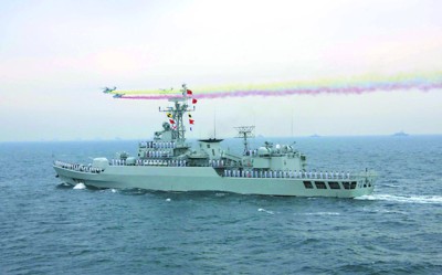 海军"洛阳"号导弹护卫舰接受检阅 本版图片均据新华社