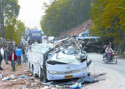 武汉大唐国旅的一辆旅游大巴在宜昌市五峰县渔阳关发生车祸,导致6名