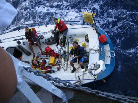 4人驾游艇海上遇险 日籍货轮紧急救援(图)