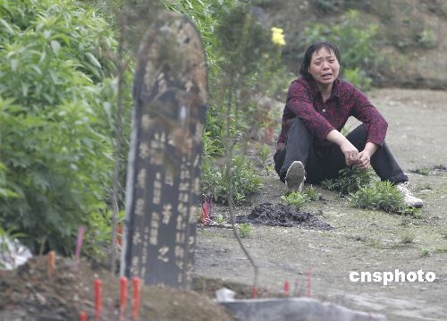 图:民众在震中映秀512特大地震遇难者公墓祭奠