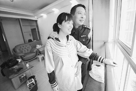 四川省都江堰市民警邓波终于抽出一点时间回家看看已怀孕7个月的妻子
