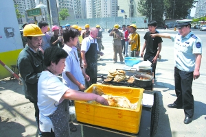 工地食堂太贵 火了街头盒饭