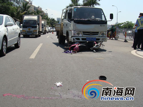 海口:女子骑电动车横穿马路被撞死[组图]