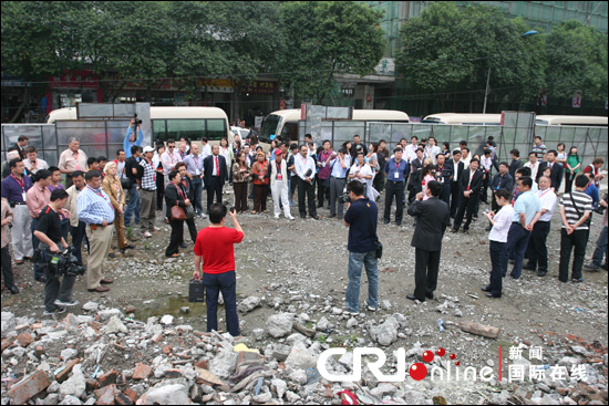 亚欧各国代表考察都江堰地震遗址及恢复重建情况