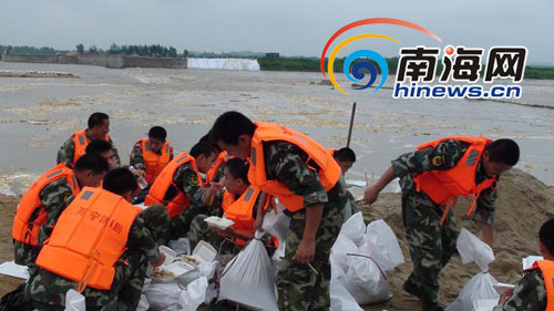 消防官兵在现场抢险通讯员黄向阳 摄