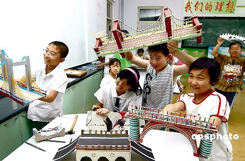 图:辽宁小学生废品变玩具迎世界环境日