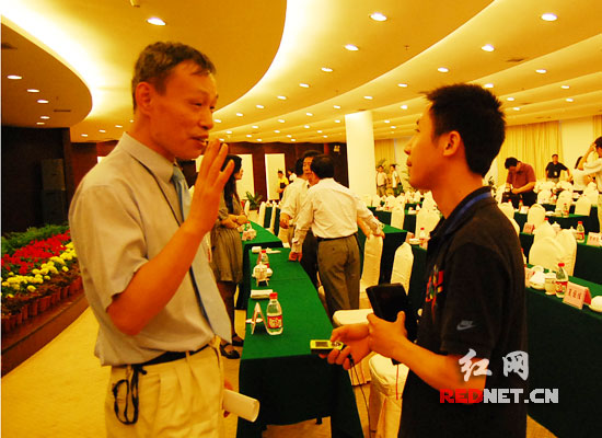 北京大学法学院院长朱苏力(图左)在会议间隙接受红网记者采访.