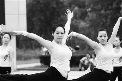 昨日,江岸区妇联在汉口江滩市政广场举行女子健身操展示大赛,来自全