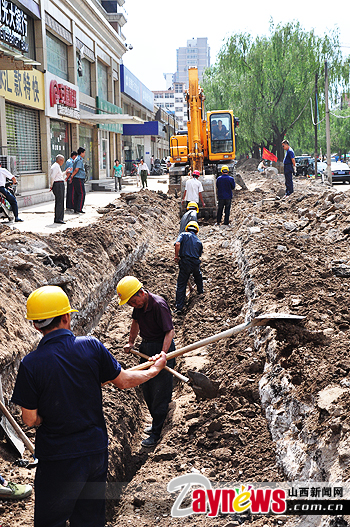 他们正在挖铺设电缆管线的沟槽