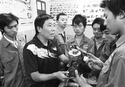 图文:武汉市汽车应用工程学校的教员在讲授汽