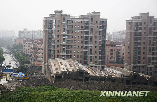 外媒评上海楼房倒塌事故中国玻璃质量惊呆世界