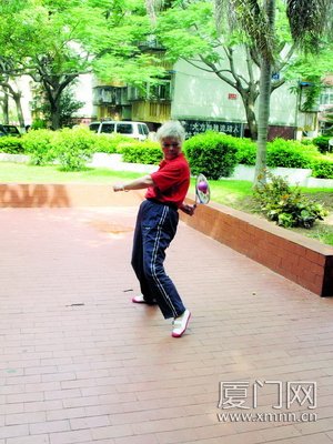 柔力球拍排行_活跃在驿城区民生社区的柔力球队(2)