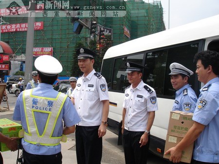 胡明朗到柳州"城市大建设"施工路段慰问一线交警