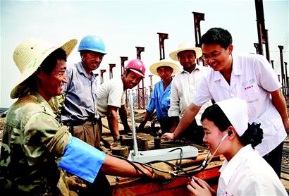 图文:防暑降温药品到工地