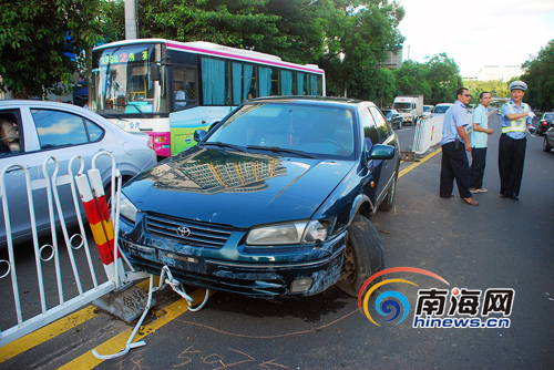 为避让车辆 海口丰田轿车撞毁十多米护栏[图]