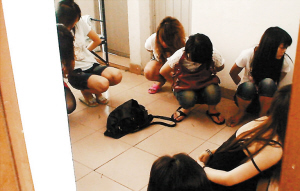 被抓获的酒吧小妹,她们的任务是诱使客人去酒吧