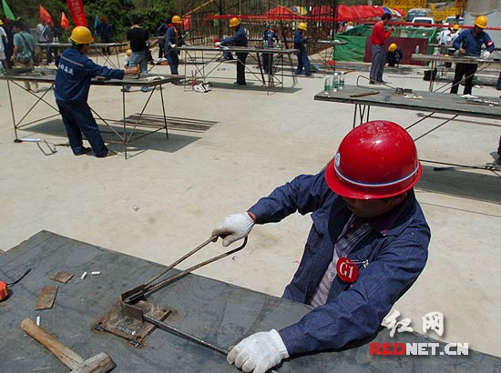 (钢筋工们的角逐拉开序幕.)