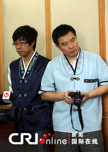 延吉市市长身着朝鲜族民族传统服装接受CRI中