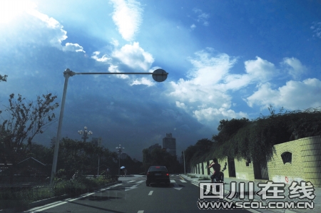 堆堆白云飘 成都天蓝蓝