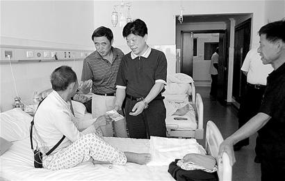 图文:恩施州国税局为贫困户送爱心款