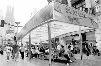 南京路步行街休闲亭顶面装了散热板