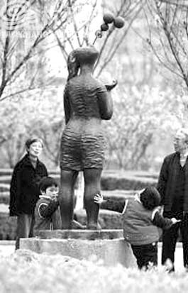 杭州家喻户晓的雕塑铜少女幻有个精明温州小