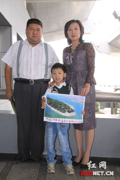 毛泽东曾孙毛东东旅游节上为家乡人民献礼(组