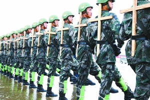 近日,记者走进神秘的阅兵飞行训练场,亲眼目睹了训练的艰辛